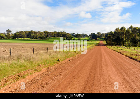 Schotterstraße in Farmland in der Nähe von Cowaramup in der Margaret River Region von Western Australia Stockfoto