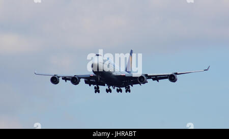 FRANKFURT, Deutschland - 28. Februar 2015: Die Lufthansa Boeing 747 - MSN 26427 - D-ABVN, Dortmund, die Landung am Frankfurt International Airport FRA benannt. Das berühmte und mächtige Flugzeug den Spitznamen wie Jumbo Erstflug im Jahr 1969 hat. Die größte Typoperatoren sind British Airways, Lufthansa, Korean Air und China Airlines Stockfoto