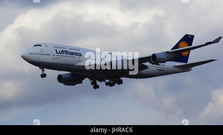 FRANKFURT, Deutschland - 28. Februar 2015: Die Lufthansa Boeing 747 - MSN 26427 - D-ABVN, Dortmund, die Landung am Frankfurt International Airport FRA benannt. Das berühmte und mächtige Flugzeug den Spitznamen wie Jumbo Erstflug im Jahr 1969 hat. Die größte Typoperatoren sind British Airways, Lufthansa, Korean Air und China Airlines Stockfoto