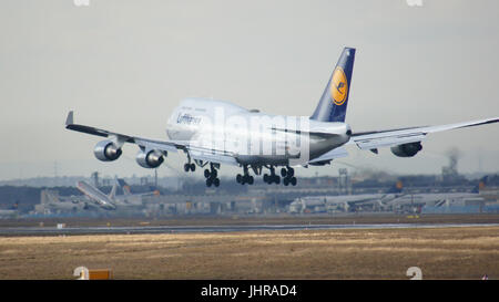 FRANKFURT, Deutschland - 28. Februar 2015: Die Lufthansa Boeing 747 - MSN 26427 - D-ABVN, Dortmund, die Landung am Frankfurt International Airport FRA benannt. Das berühmte und mächtige Flugzeug den Spitznamen wie Jumbo Erstflug im Jahr 1969 hat. Die größte Typoperatoren sind British Airways, Lufthansa, Korean Air und China Airlines Stockfoto