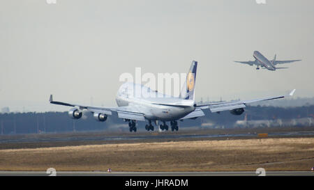 FRANKFURT, Deutschland - 28. Februar 2015: Die Lufthansa Boeing 747 - MSN 26427 - D-ABVN namens Dortmund Landung am Frankfurt International Airport FRA und Startebene im Hintergrund. Das berühmte und mächtige Flugzeug den Spitznamen wie Jumbo Erstflug im Jahr 1969 hat. Die größte Typoperatoren sind British Airways, Lufthansa, Korean Air und China Airlines Stockfoto