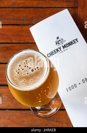 Konzentrieren Sie sich auf ein Glas Bier blond Ale bei den frechen Affen Brauerei, Wilyabrup, Western Australia Stockfoto