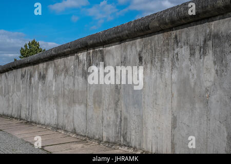 Berlin, Deutschland - 13. Juli 2017: Reste der Berliner Mauer / Berliner Mauer-Gedenkstätte an der Bernauer Straße in Berlin, Deutschland. Stockfoto
