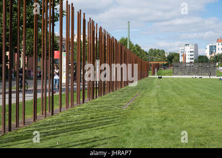 Berlin, Deutschland - 13. Juli 2017: Reste der Berliner Mauer / Berliner Mauer-Gedenkstätte an der Bernauer Straße in Berlin, Deutschland. Stockfoto