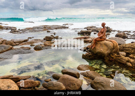 Die Fels-Pools in der Nähe von Margaret River Mündung mit Russell Sheridan Layla Kunst im öffentlichen Raum Skulptur auf einem Felsen, Prevelly, Western Australia Stockfoto