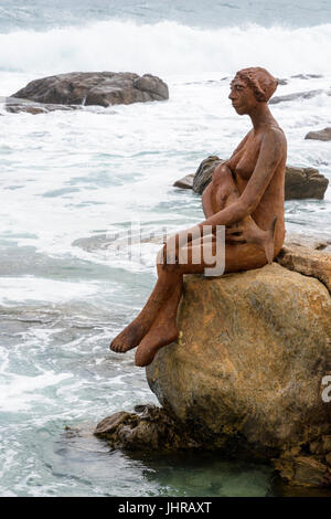 Brechenden Wellen Richtung Layla, eine Kunst im öffentlichen Raum-Skulptur auf einem küstennahen Felsen nahe der Mündung der Margaret River, Prevelly, Western Australia Stockfoto