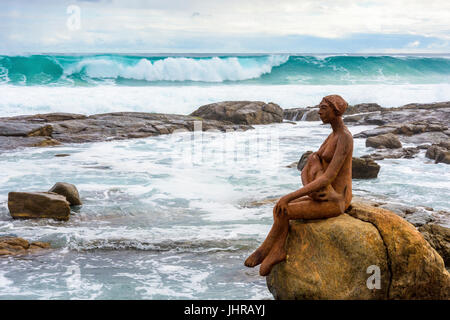 Margaret River Surf Wellen Rollen Richtung Layla eine öffentliche Kunst Skulptur auf Felsen in der Nähe der Mündung des der Margaret River, Prevelly, Western Australia Stockfoto