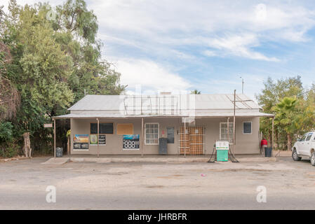 KANONEILAND, Südafrika - 12. Juni 2017: eine Tankstelle und Spirituosengeschäft in Kanoneiland, einem Dorf auf einer Insel in der Orange River in der Nähe von Upington in Stockfoto