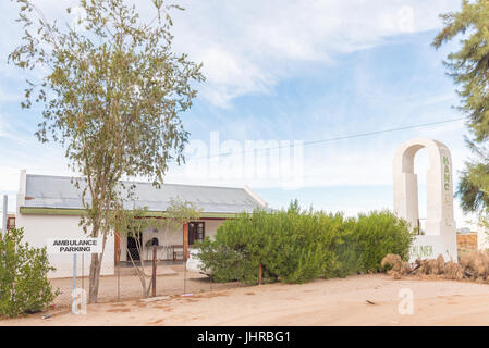 KANONEILAND, Südafrika - 12. Juni 2017: eine Klinik in einer alten Kirche auf Kanoneiland, einem Dorf auf einer Insel in der Orange River in der Nähe von Upington in der N Stockfoto