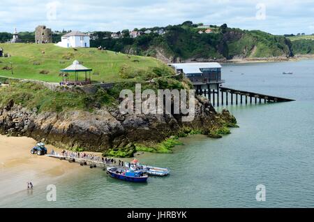 Blick über Tenby mit Bootsfahrt vom Schloss Strand bei Ebbe Pembrokeshire Wales Cymru UK GB Stockfoto