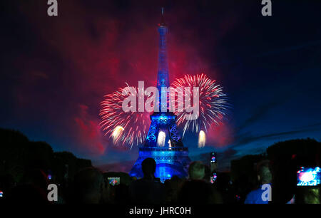 Berühmte Eiffelturm und schönen Feuerwerk während der Feierlichkeiten der französischen nationalen Feiertag - Tag der Bastille. Stockfoto