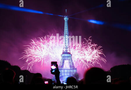 Berühmte Eiffelturm während der Feierlichkeiten der französischen nationalen Feiertag - Tag der Bastille. Stockfoto