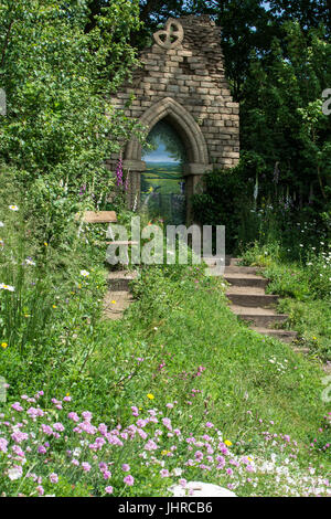 Chelsie Flower Show geheimes Gartenfestival Schritte Bogen gewölbte Wandblumen violette Gänseblümchen Eingang Pflanzen Gänseblümchenpfad Fußweg überwuchert alt überwuchert Stockfoto