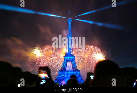 Berühmte Eiffelturm und schönen Feuerwerk während der Feierlichkeiten der französischen nationalen Feiertag - Tag der Bastille. Stockfoto