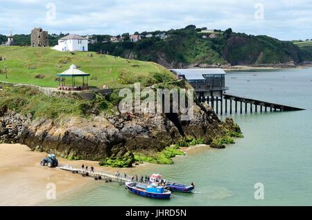 Blick über Tenby mit Bootsfahrt vom Schloss Strand bei Ebbe Pembrokeshire Wales Cymru UK GB Stockfoto