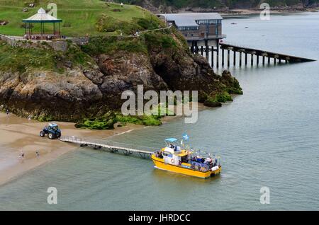 Blick über Tenby mit Bootsfahrt vom Schloss Strand bei Ebbe Pembrokeshire Wales Cymru UK GB Stockfoto