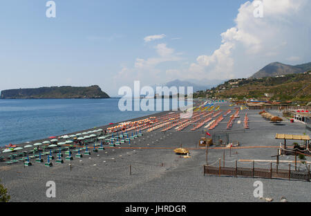 Eines der schwarzen Strände in der Nähe der kleinen von San Nicola Arcella mit Blick auf die Isola di Dino, Dino Insel, die größte Insel in Kalabrien, Stockfoto