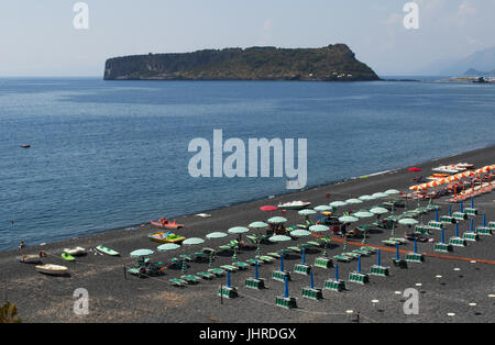 Eines der schwarzen Strände in der Nähe der kleinen von San Nicola Arcella mit Blick auf die Isola di Dino, Dino Insel, die größte Insel in Kalabrien, Stockfoto