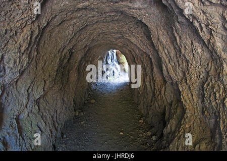 Italien: Tunnel in den Felsen führt zum Strand Arco Magno, versteckte kleine Bucht mit einem natürlichen Bogen durch die Wellen im Laufe der Jahrhunderte getan gehauen Stockfoto