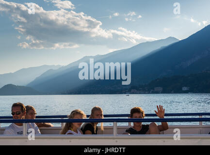 Bellagio, Italien - 14. Juli 2017: Touristen auf Fähre am Comer See Italien bei einem wunderschönen Sonnenuntergang Stockfoto