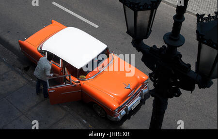 In den wichtigsten Platz von Havanna ausführen Kuba bunte alte 1950er Jahre amerikanische Autos oft, wie taxis pendelt Menschen in der ganzen Stadt. Stockfoto