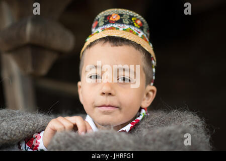 Junge Junge in der Tracht am 'udatoriul 'alte bäuerliche Custom am Ostermontag, surdesti, Kreis Maramures, Rumänien Stockfoto