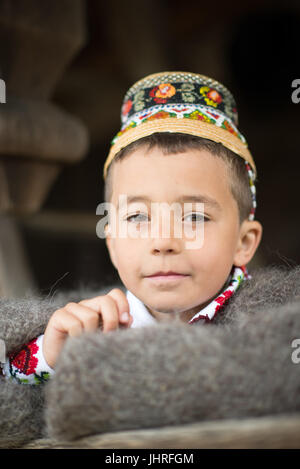 Junge Junge in der Tracht am 'udatoriul 'alte bäuerliche Custom am Ostermontag, surdesti, Kreis Maramures, Rumänien Stockfoto