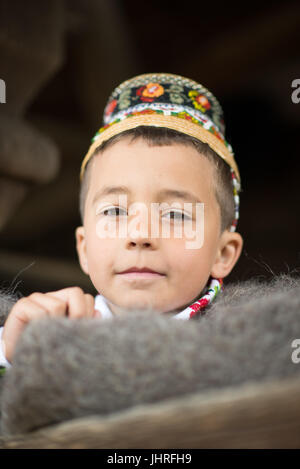 Junge Junge in der Tracht am 'udatoriul 'alte bäuerliche Custom am Ostermontag, surdesti, Kreis Maramures, Rumänien Stockfoto