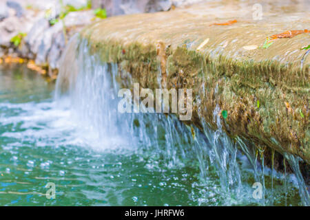 Foto von einem kleinen Wasserfall Stockfoto