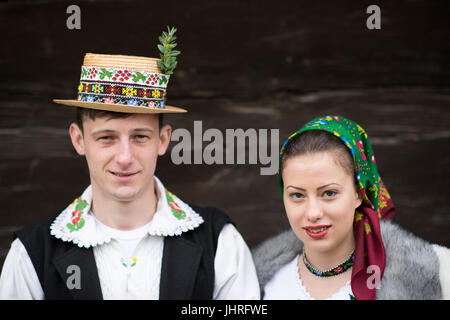 Junges Paar in der traditionellen Tracht im 'udatoriul 'alte bäuerliche Custom am Ostermontag, surdesti, Kreis Maramures, Rumänien Stockfoto