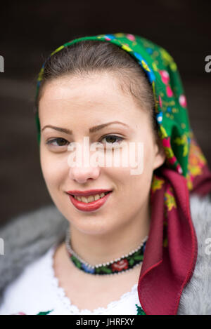 Porträt einer schönen jungen wom in traditioneller Tracht auf 'udatoriul 'alte bäuerliche Custom am Ostermontag, surdesti, Kreis Maramures, Rumänien Stockfoto