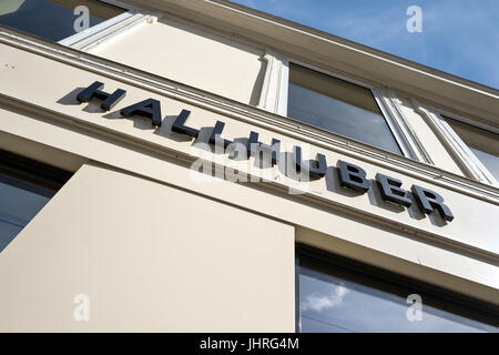 HALLHUBER Filiale. HALLHUBER ist ein deutsches Modeunternehmen mit Bekleidung, Schuhen und Accessoires im mittleren Preissegment für Frauen. Stockfoto