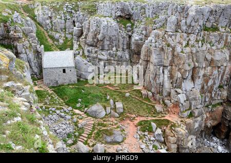 St. Govan Kapelle Einsiedler Zelle eingebaut Kalksteinfelsen St Govans Kopf Pembrokeshire Coast National Park Wales Cymru UK GB Stockfoto