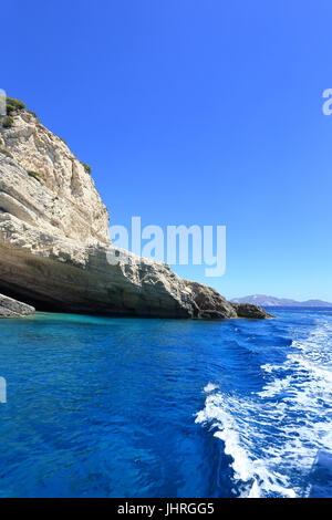 Keri Höhlen auf der Insel Zakynthos. Blaues Meer und Felsen am sonnigen Tag in Griechenland. Stockfoto