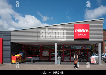Eingang einer Penny-Filiale. Penny ist eine deutsche Rabatt-Supermarkt-Kette Rewe Group im Besitz. Stockfoto