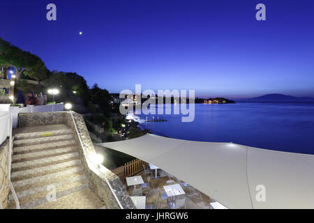 Spät in der Nacht Zakynthos Resort Panorama vom Restaurant. Stockfoto