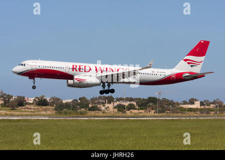 Red Wings Tupolew Tu-204-100V Landebahn 31. Stockfoto