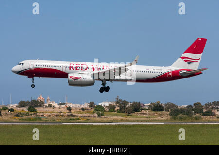 Red Wings Tupolew Tu-204-100V Landebahn 31. Stockfoto