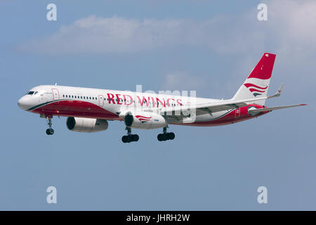 Red Wings Tupolew Tu-204-100V Landebahn 31. Stockfoto