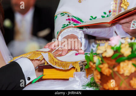 kirchliche Krone auf dem altar Stockfoto