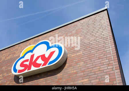 Himmel-Schild am Zweig. Sky betreibt ca. 190 Supermärkte in Norddeutschland und ist eine Marke der Coop eG, Kiel. Stockfoto