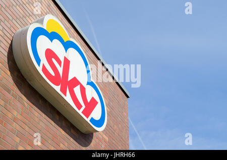 Himmel-Schild am Zweig. Sky betreibt ca. 190 Supermärkte in Norddeutschland und ist eine Marke der Coop eG, Kiel. Stockfoto