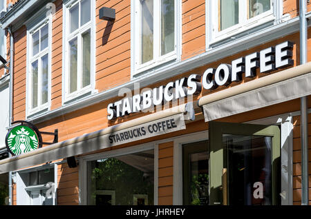 Starbucks Coffeehouse in Trondheim. Starbucks Corporation ist ein amerikanischer Kaffee Unternehmen und Kaffeehaus-Kette, mit Sitz in Seattle, Washington. Stockfoto