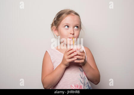 Kind Getränke Milch Stockfoto