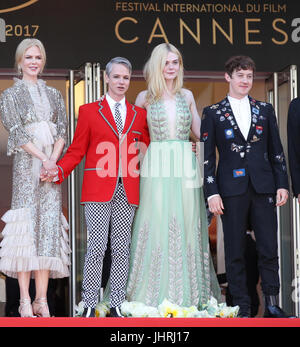 (L-R) Nicole Kidman, John Cameron Mitchell, Elle Fanning und Alex Sharp fahren nach der Vorführung wie zu reden, Mädchen an Parteien während des 70. jährlichen Cannes Film Festival im Palais des Festivals am 21. Mai 2017 in Cannes, Frankreich. Stockfoto