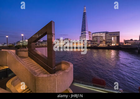 London Skyline bei Sonnenuntergang mit dem Shard und 1 Gebäude in London Bridge. Stockfoto