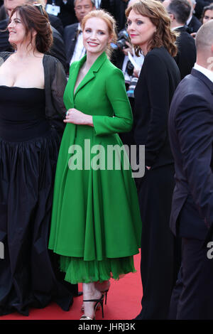 (L - R) Maren Ade und Spielfilm Jurymitglied Jessica Chastain und Mitglied der Feature Film Agnes Jaoui besuchen die Meyerowitz Geschichten screening während der 70. jährlichen Cannes Film Festival im Palais des Festivals im 21. Mai 2017 in Cannes, Frankreich. Stockfoto