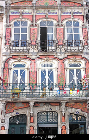 Jugendstil bemalte Fassade Shop Gebäude entlang der zentralen Kanal Aveiro in Portugals Stockfoto