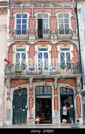 Jugendstil bemalte Fassade Shop Gebäude entlang der zentralen Kanal Aveiro in Portugals Stockfoto