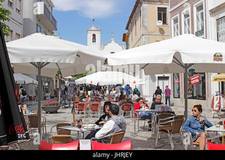 Kleine Cafés und Restaurants Praca 14 Juli Aveiro Portugal Stockfoto